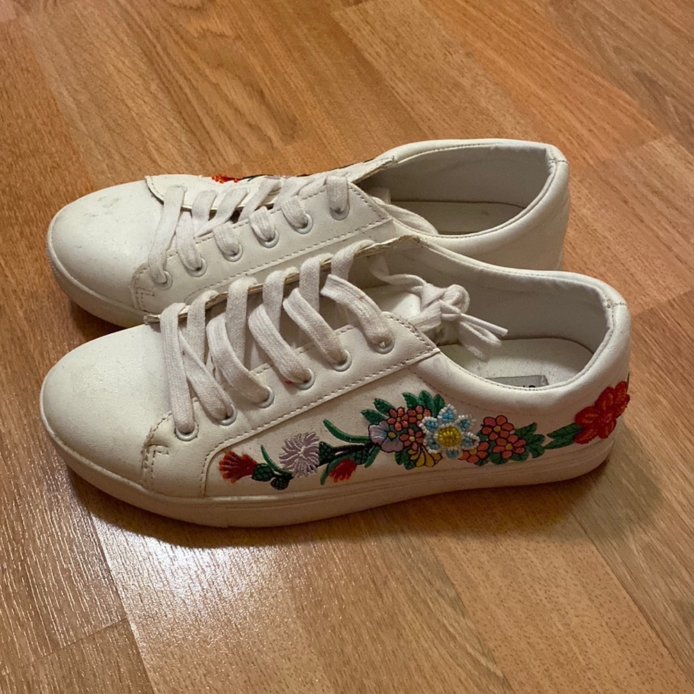 Steve Madden embroidered sneakers (7.5)